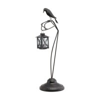 Rabe auf metallischem Ast mit Latern