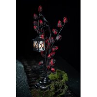 Rabe auf metallischem Ast mit Latern