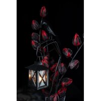 Rabe auf metallischem Ast mit Latern