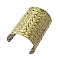 Bronzearmband mit runden Nieten